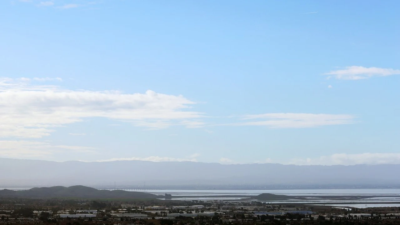 طقس الخليج المستقر.. مقارنة بين هدوء المنطقة وعواصف الولايات المتحدة الشديدة الراهنة